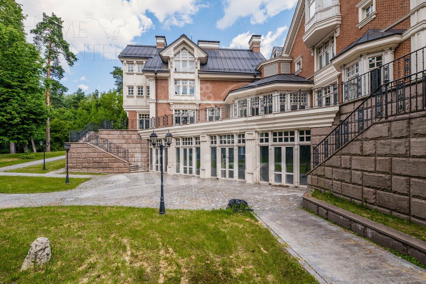 2-этажный коттедж 1 703.4 м² без отделки