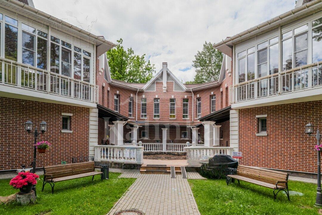 2-этажный таунхаус 927.3 м² с отделкой