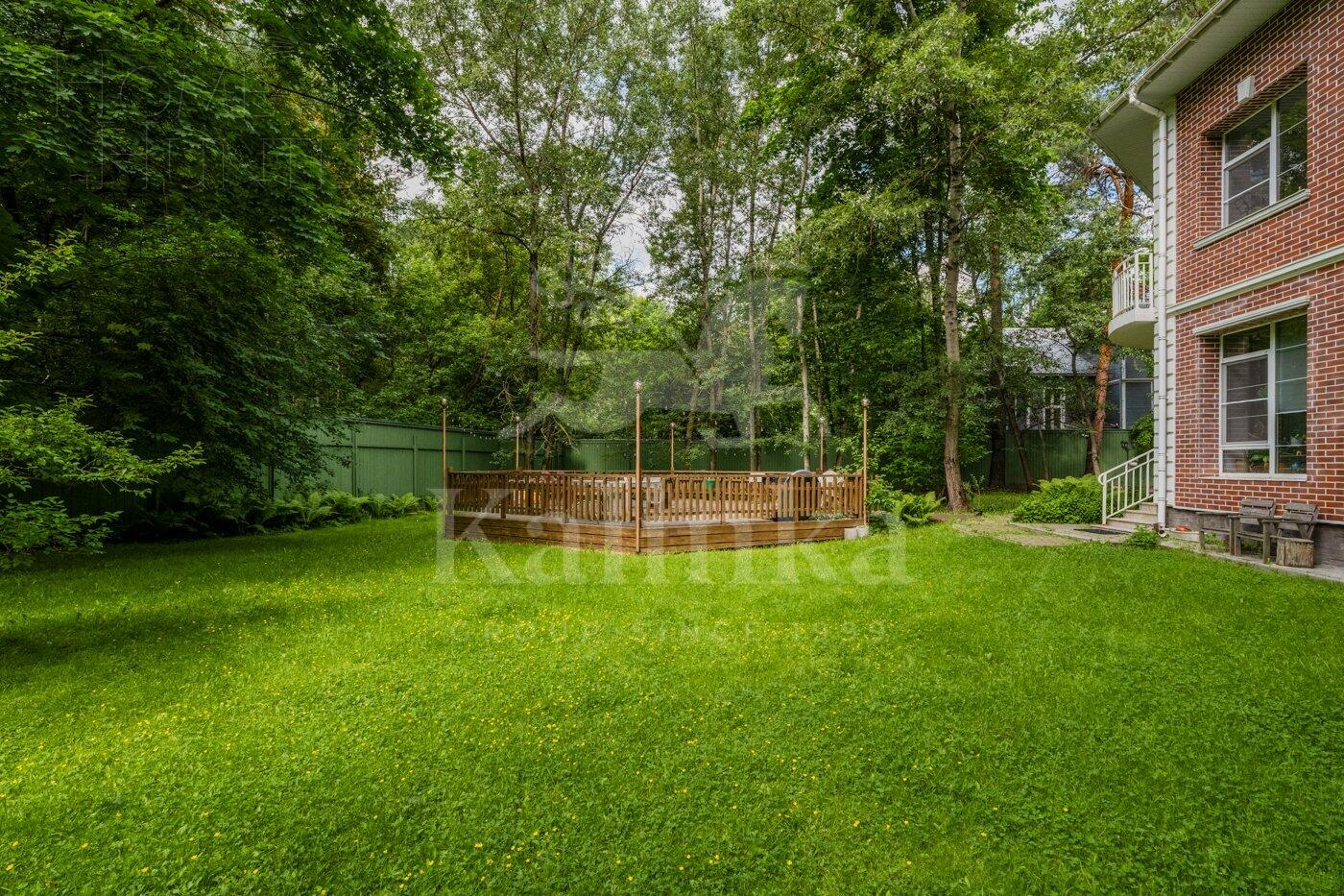 2-этажный таунхаус 927.3 м² с отделкой