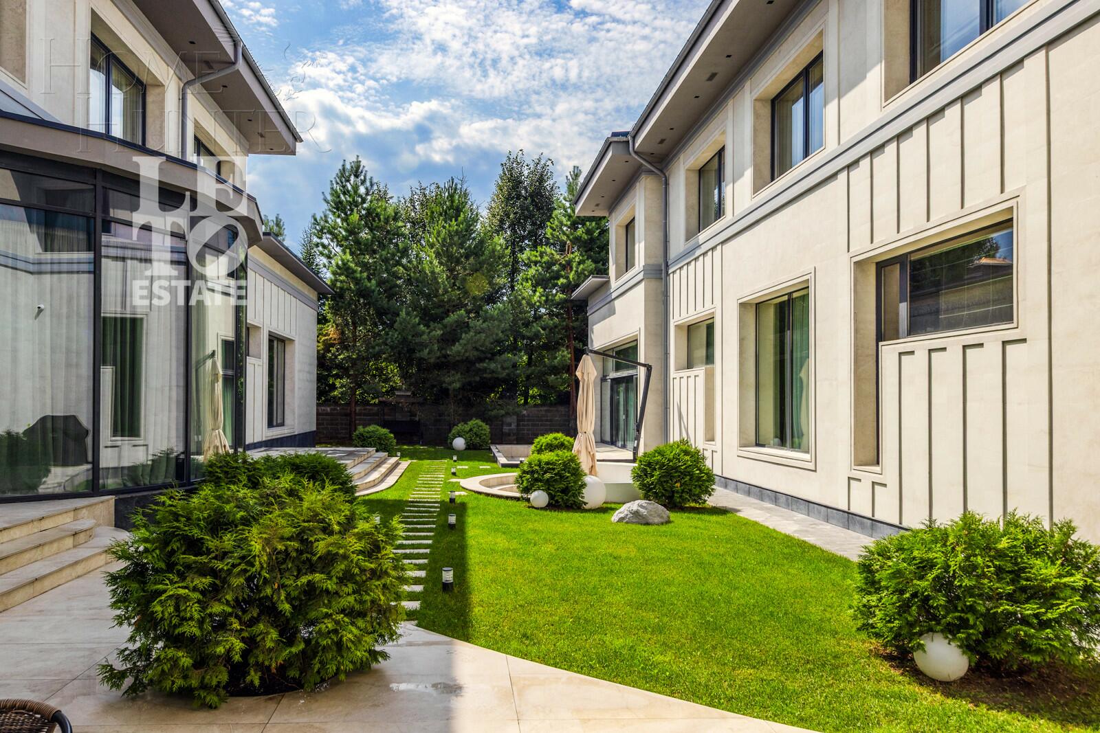2-этажный коттедж 2 430 м² с отделкой