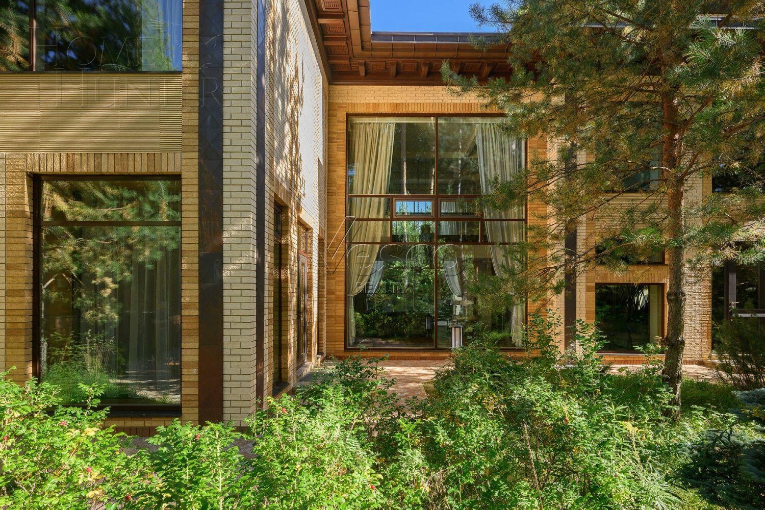 3-этажный коттедж 2 400 м² с отделкой