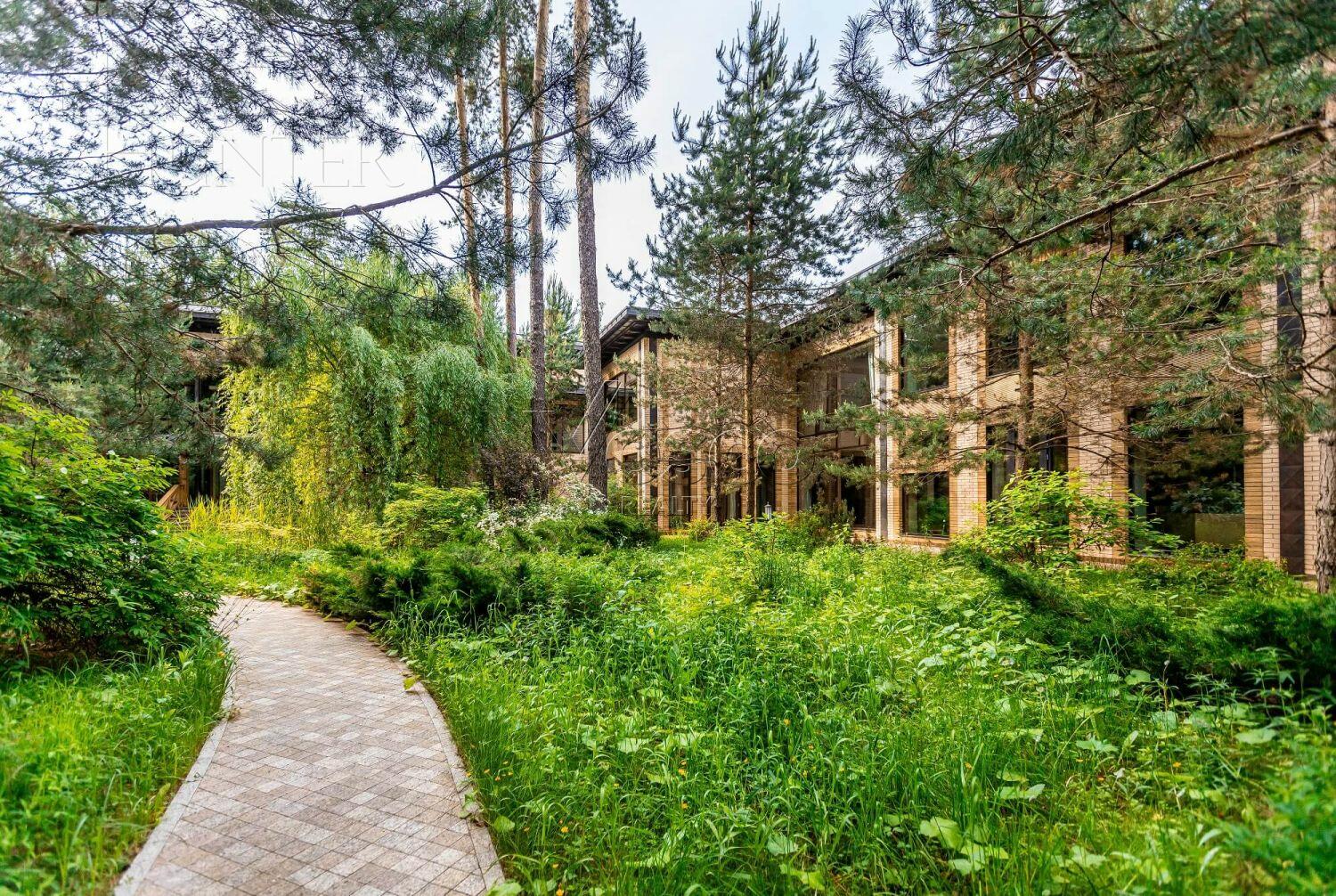 3-этажный коттедж 2 400 м² с отделкой