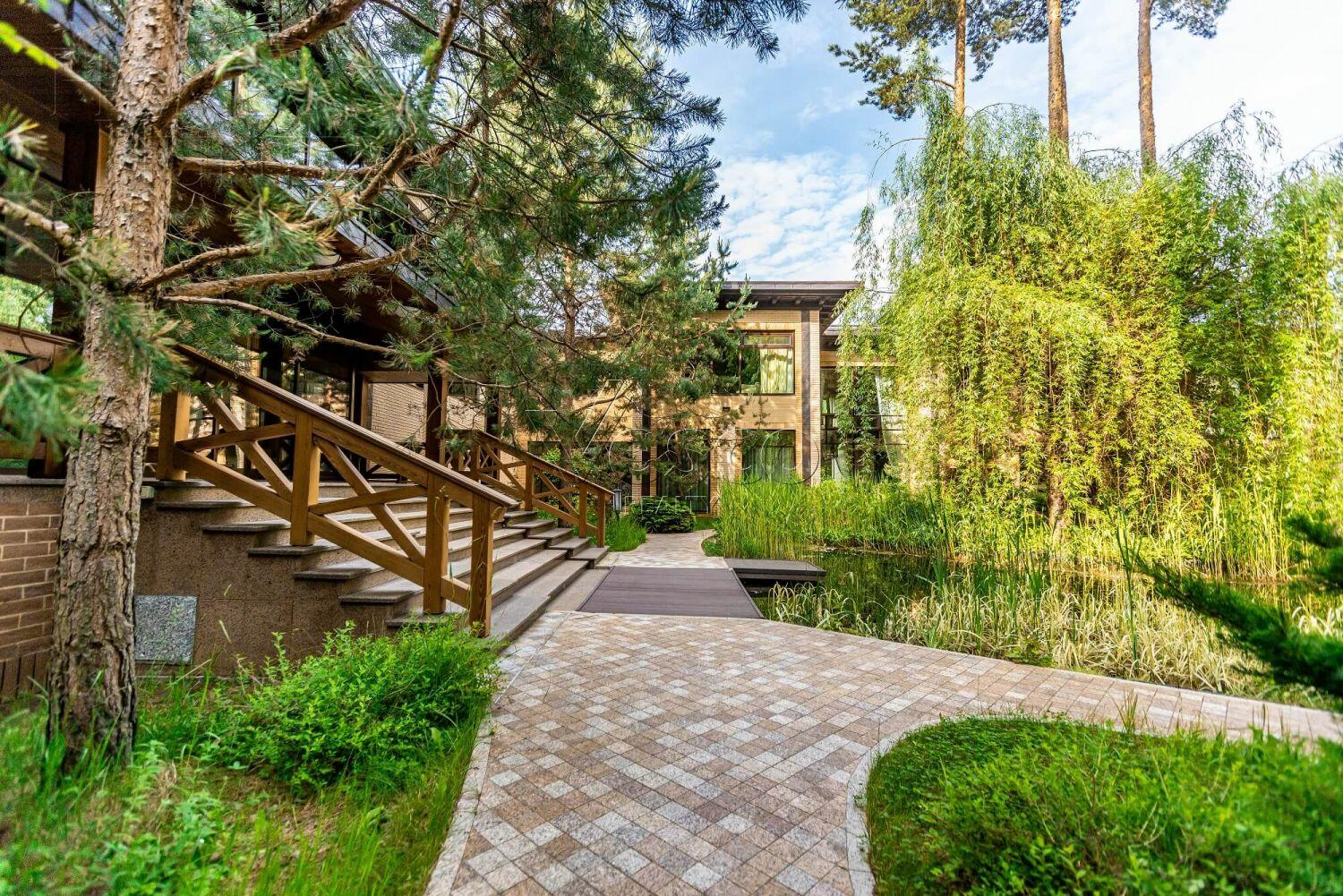 3-этажный коттедж 2 400 м² с отделкой