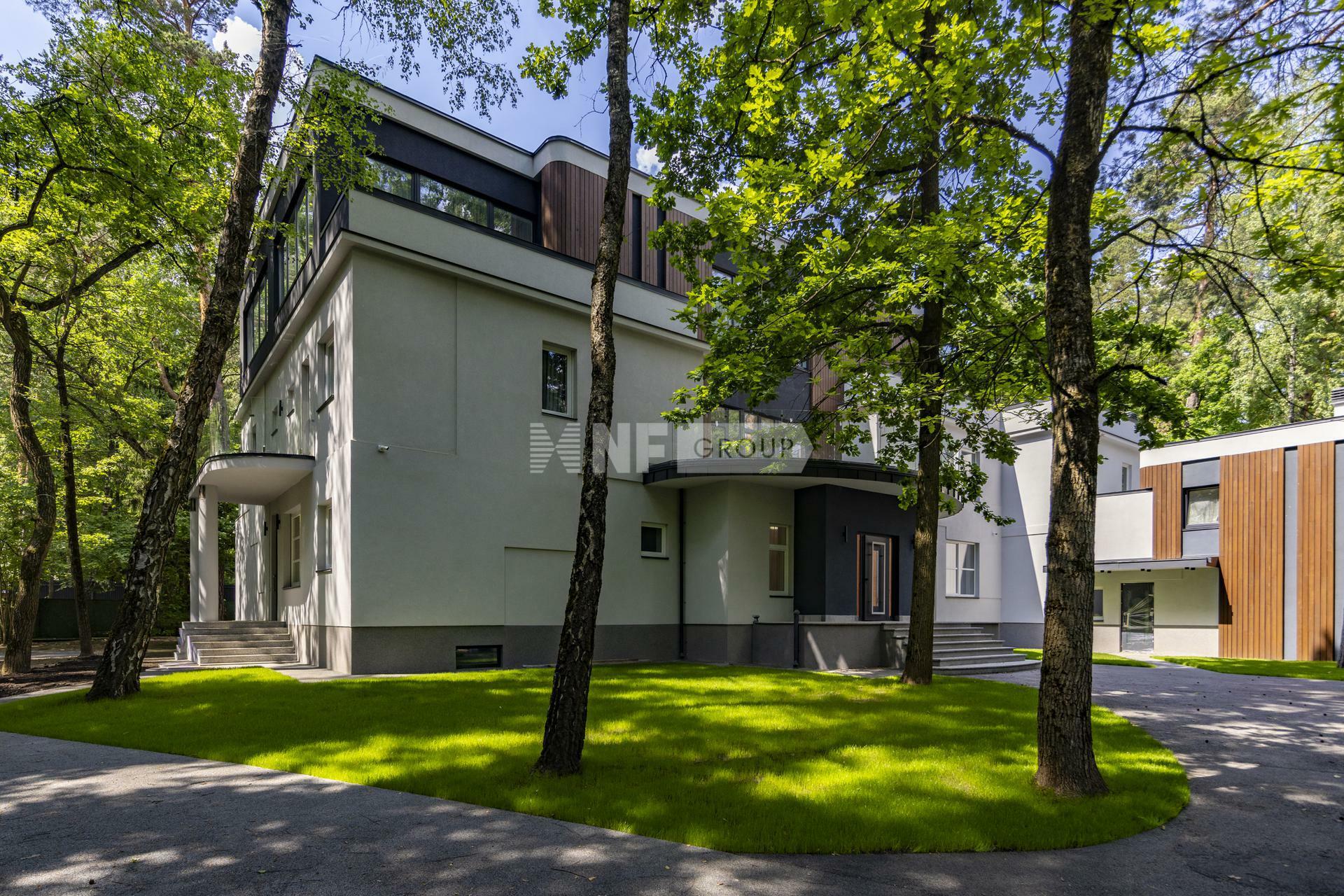 3-этажный коттедж 1 800 м² с отделкой