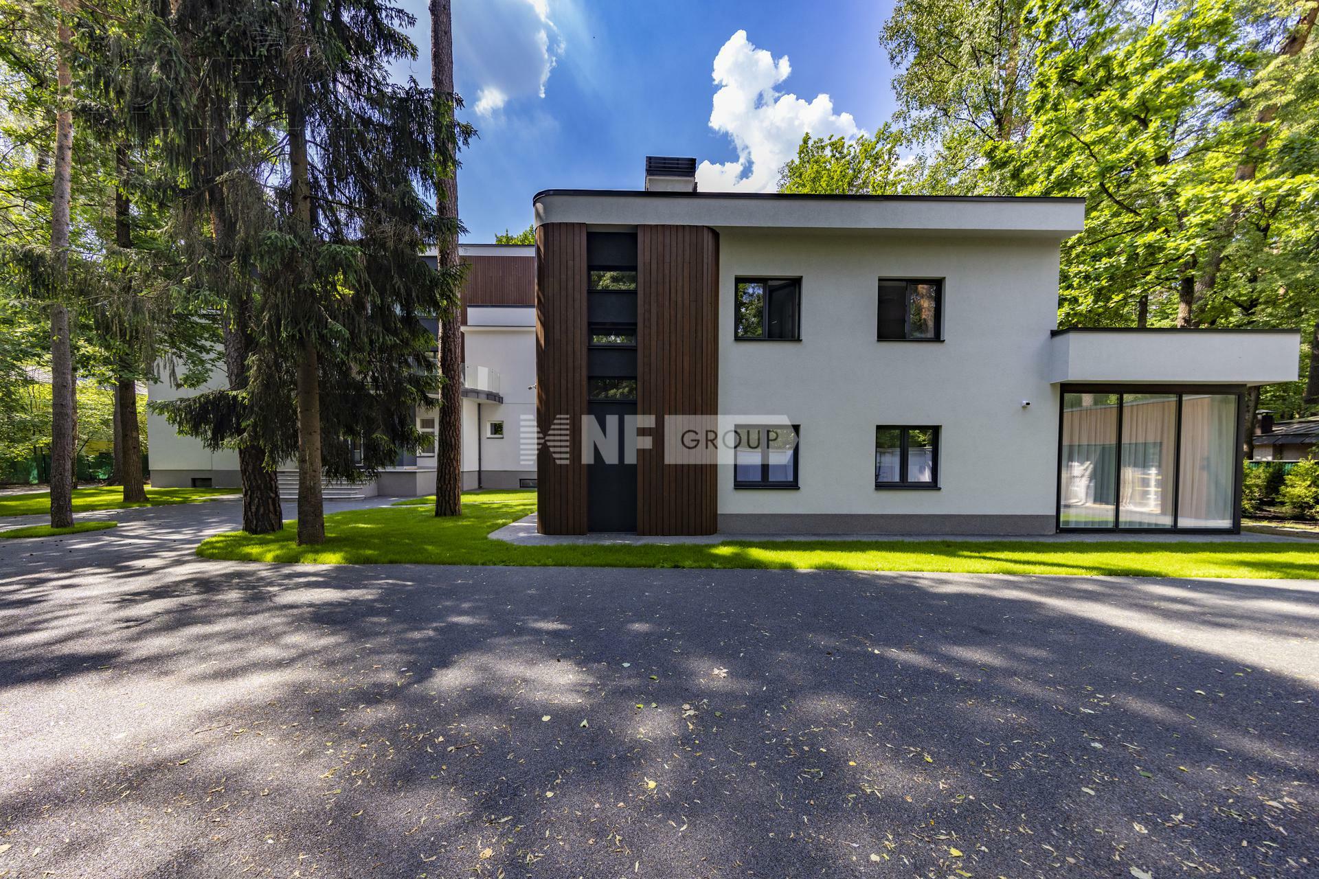 3-этажный коттедж 1 800 м² с отделкой