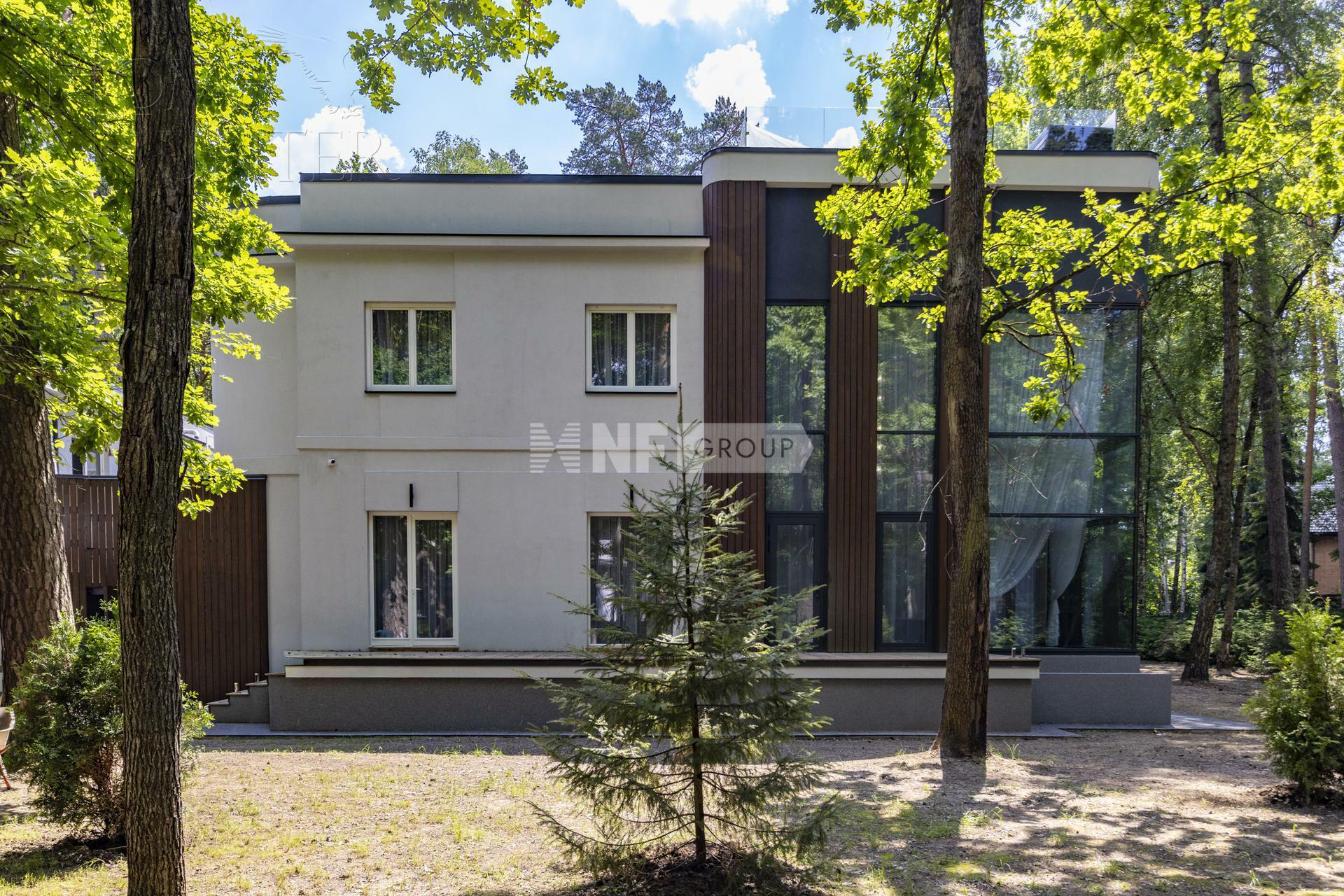 3-этажный коттедж 1 800 м² с отделкой