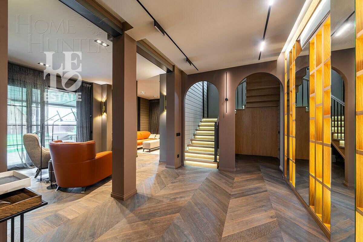 3-этажный коттедж 550 м² с отделкой