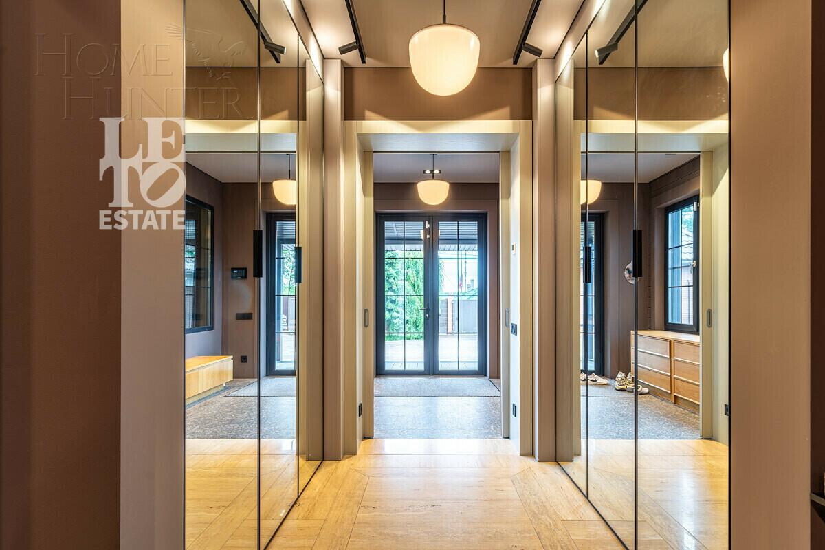 3-этажный коттедж 550 м² с отделкой