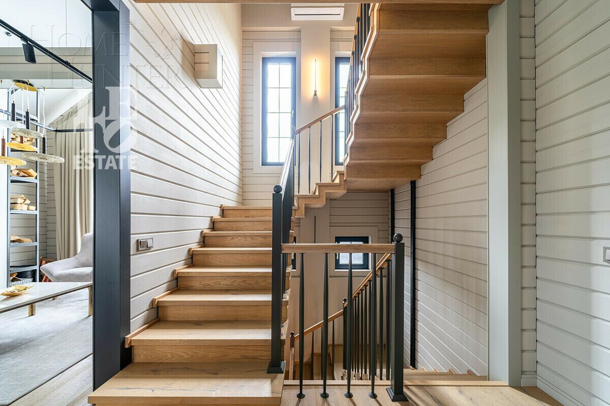 3-этажный коттедж 550 м² с отделкой
