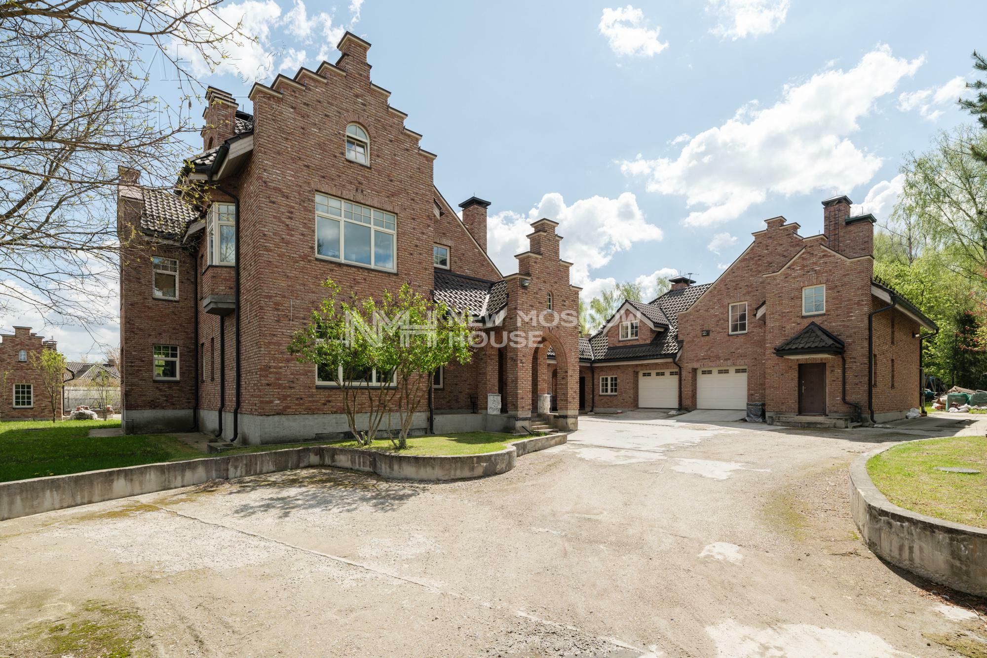 3-этажный коттедж 2 200 м² без отделки