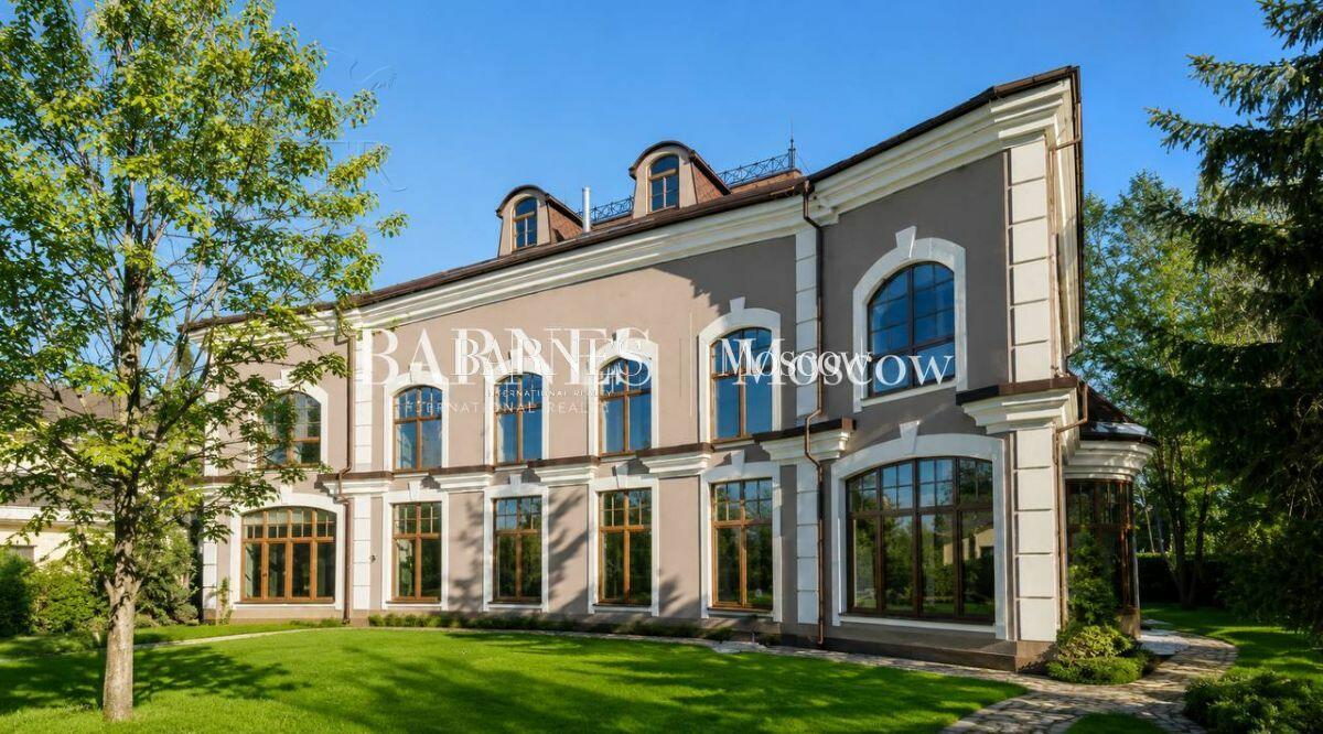 2-этажный коттедж 1 000 м² с отделкой