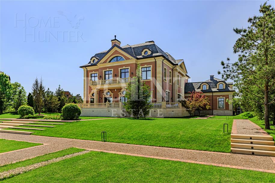 2-этажный коттедж 1 300 м² с отделкой