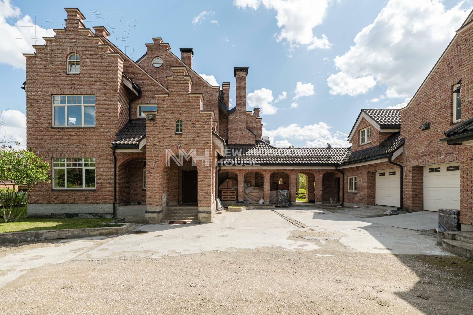 3-этажный коттедж 2 200 м² без отделки