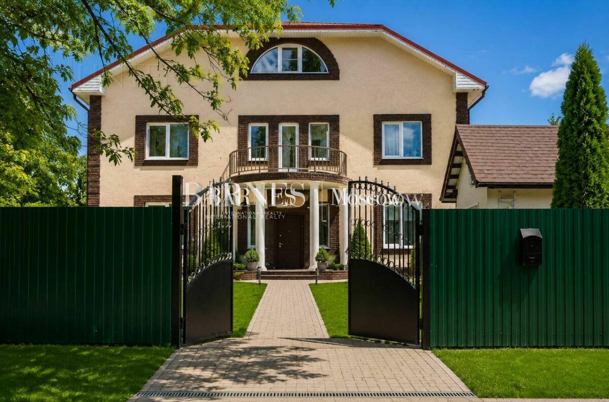 3-этажный коттедж 400 м² с отделкой