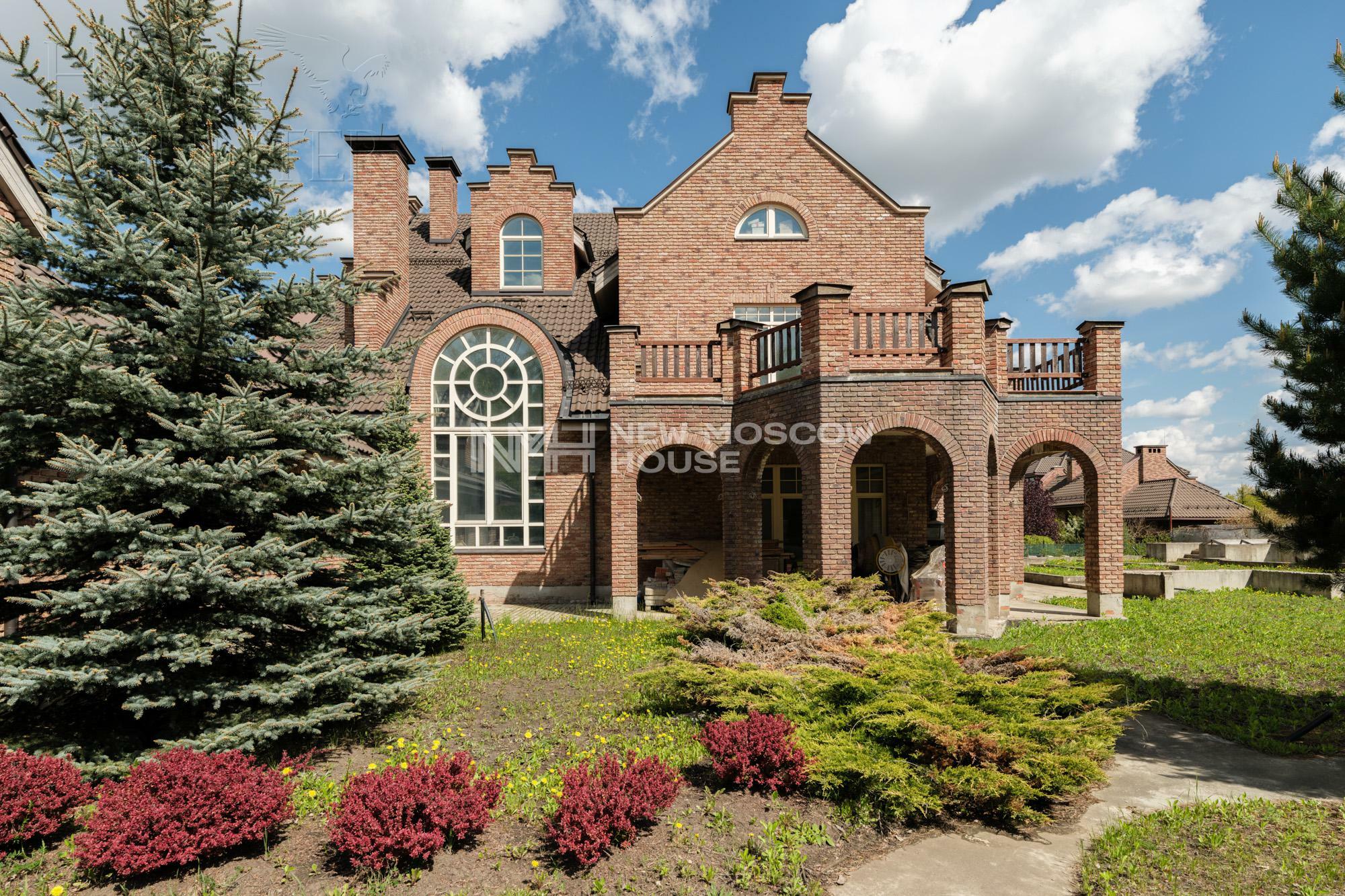 3-этажный коттедж 2 200 м² без отделки