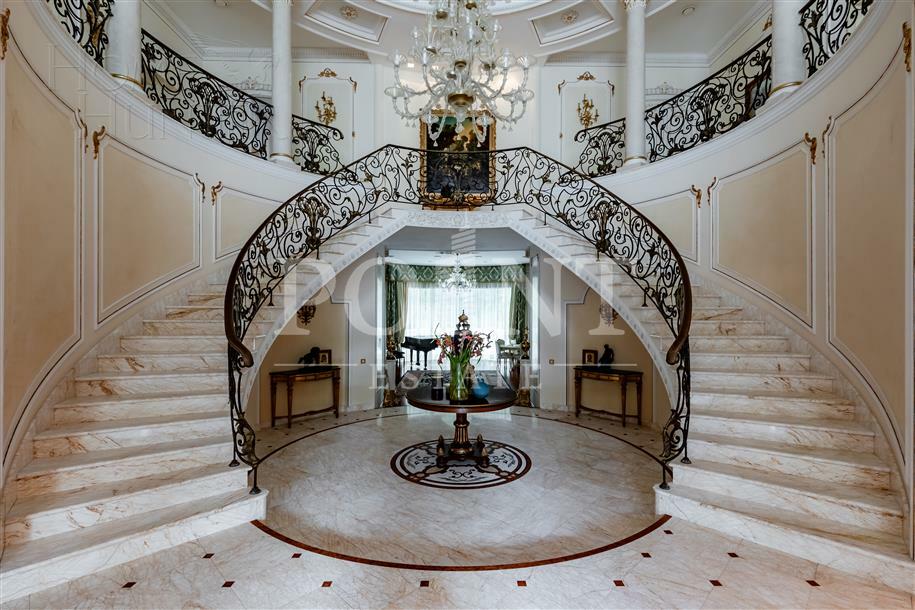 2-этажный коттедж 2 500 м² с отделкой
