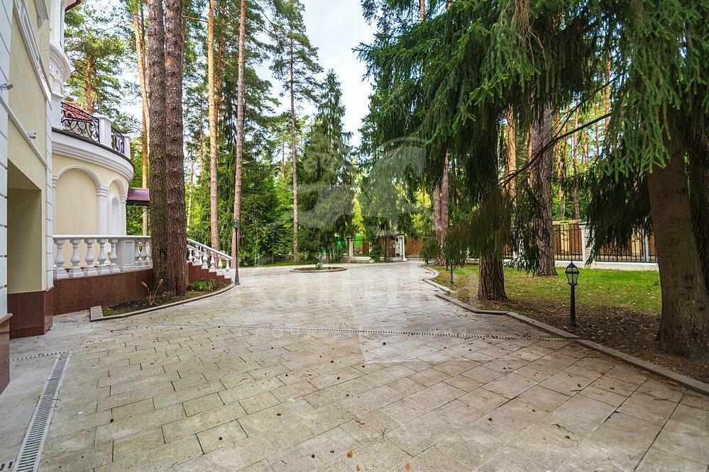 2-этажный коттедж 1 250 м² с отделкой
