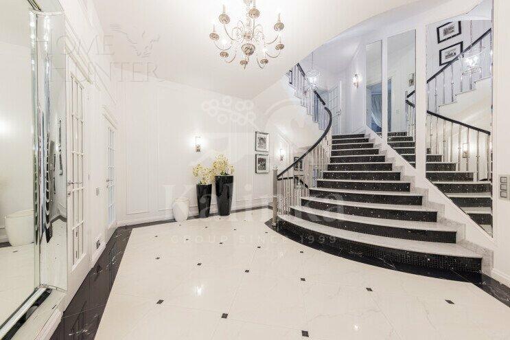 2-этажный коттедж 1 100 м² с отделкой