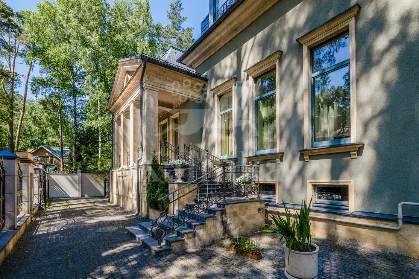 2-этажный коттедж 1 500 м² с отделкой