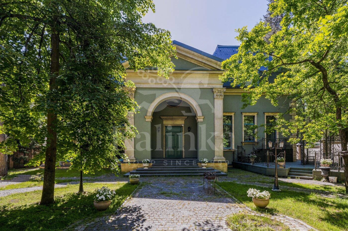 2-этажный коттедж 1 500 м² с отделкой