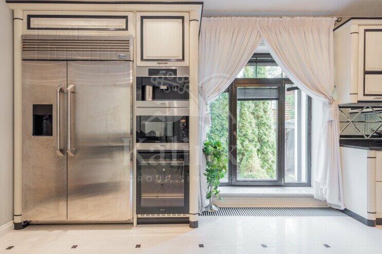 2-этажный коттедж 1 100 м² с отделкой