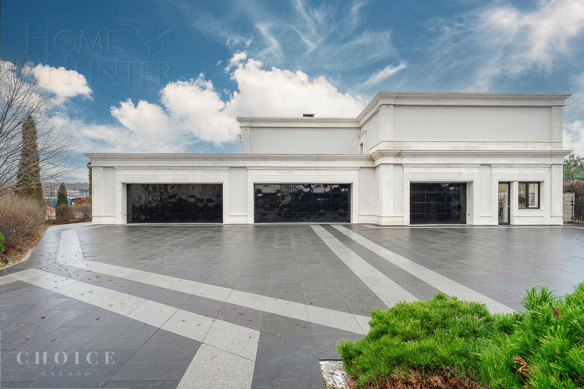 2-этажный коттедж 4 400 м² с отделкой
