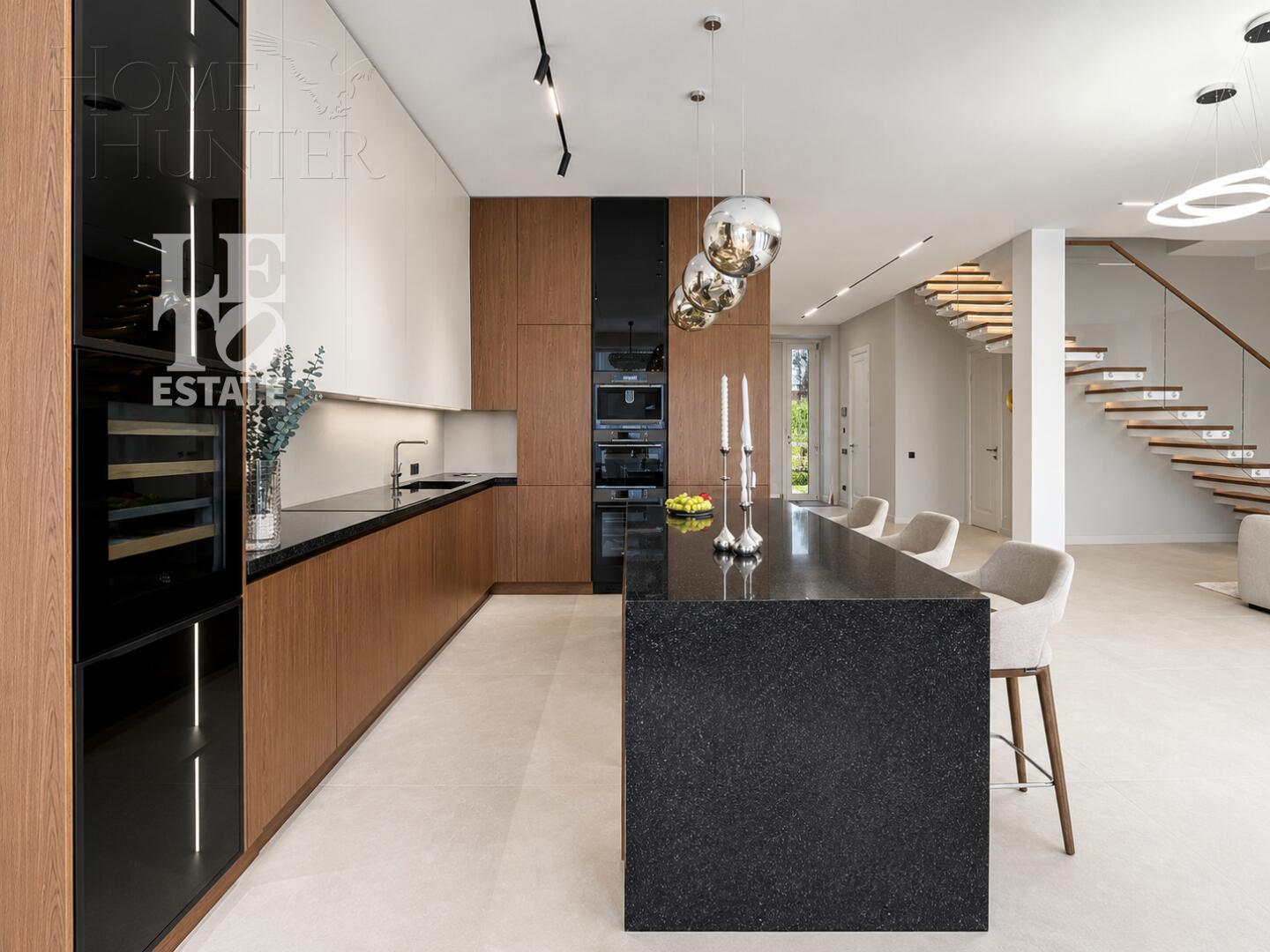 2-этажный коттедж 349.7 м² с отделкой