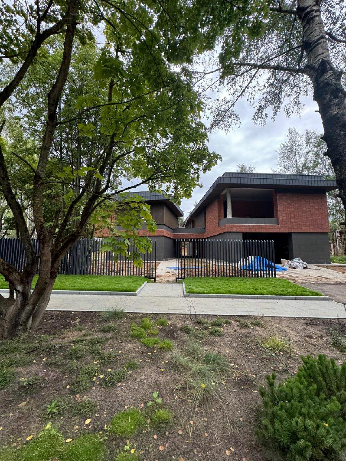 3-этажный коттедж 590 м² без отделки