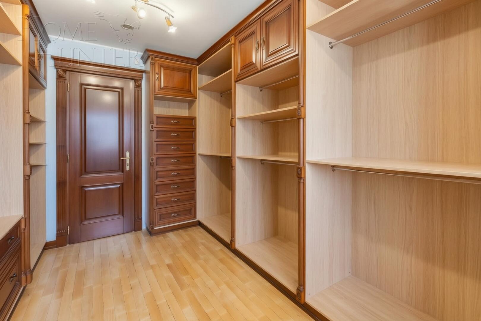 8-КОМН. КВАРТИРА С ОТДЕЛКОЙ 275.3 М² НА 9 ЭТАЖЕ