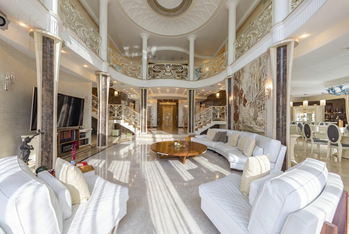 3-этажный коттедж 1 900 м² с отделкой