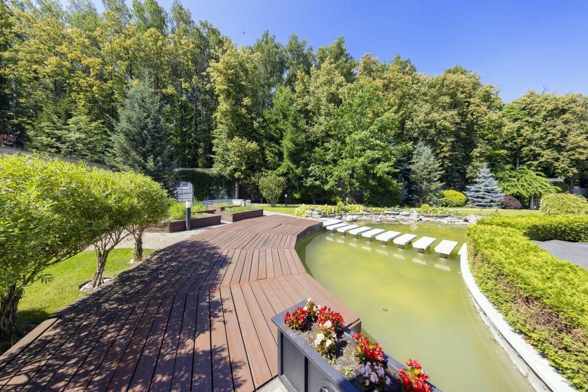 3-этажный коттедж 1 900 м² с отделкой