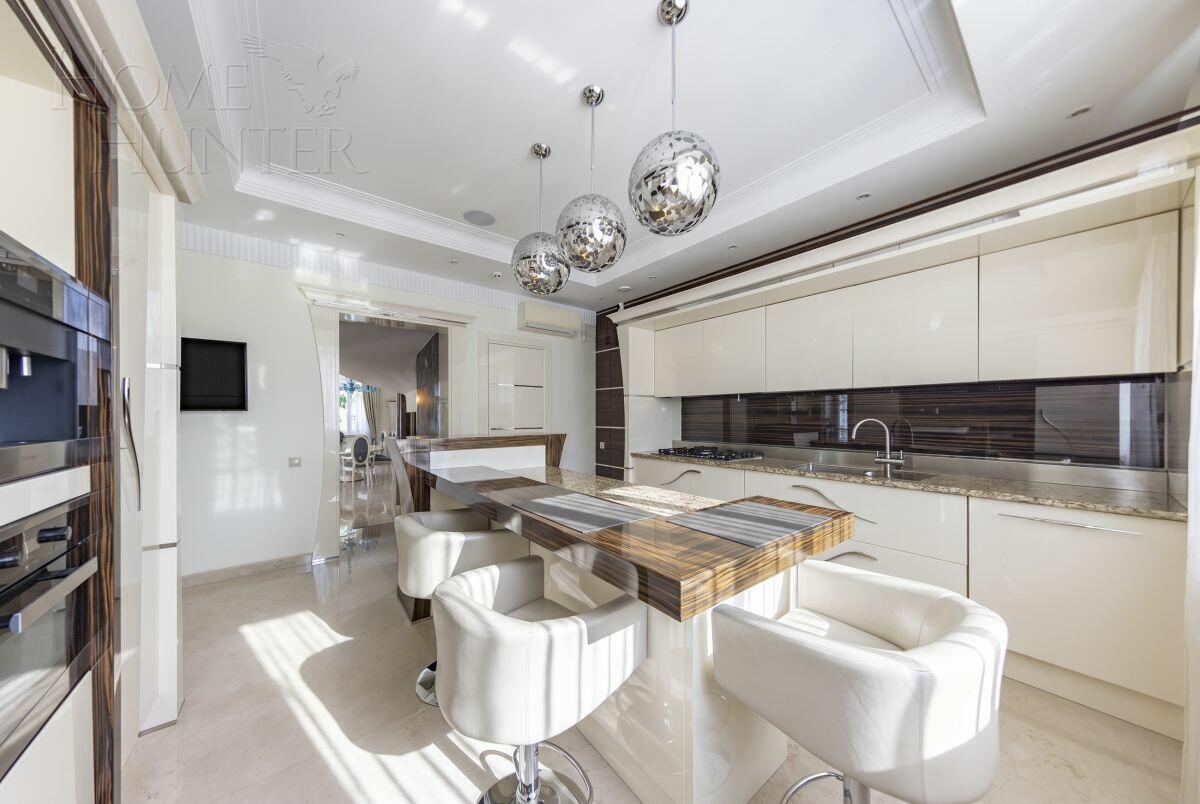 3-этажный коттедж 1 900 м² с отделкой
