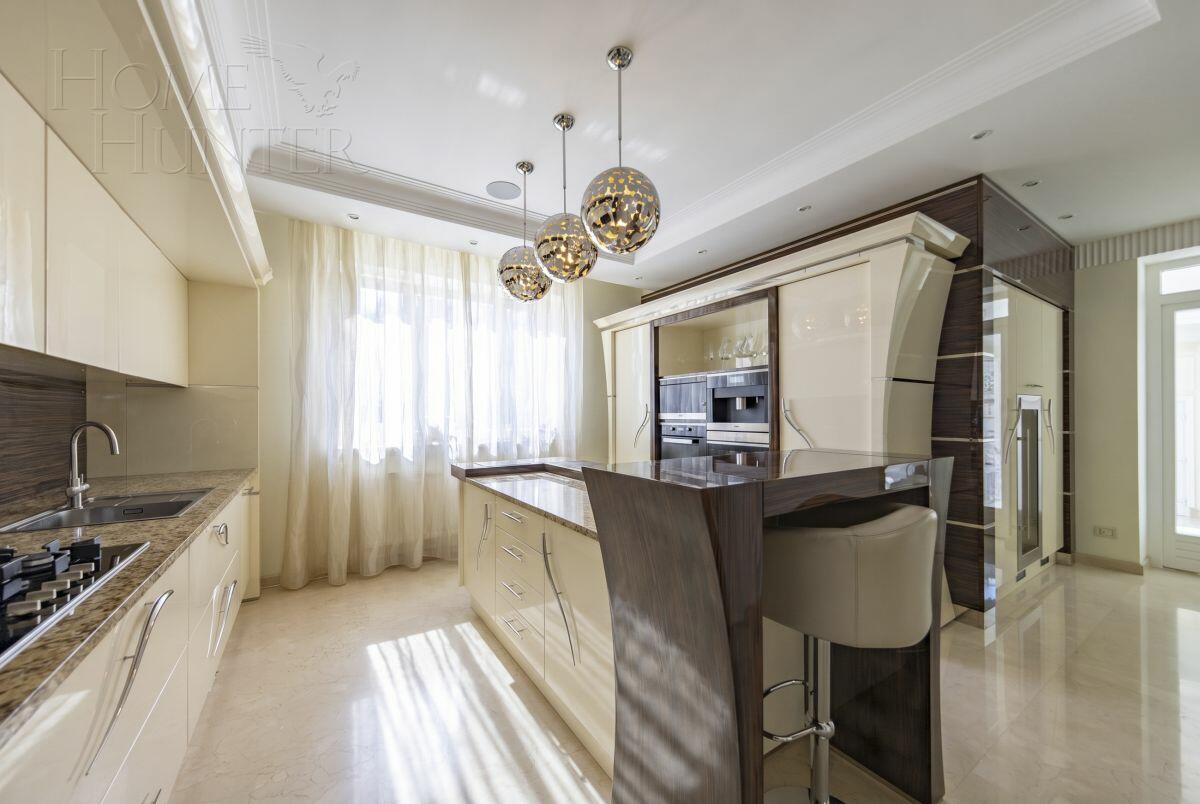 3-этажный коттедж 1 900 м² с отделкой