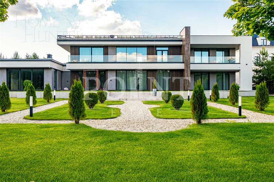 2-этажный коттедж 1 300 м² с отделкой