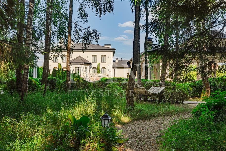 2-этажный коттедж 1 300 м² с отделкой