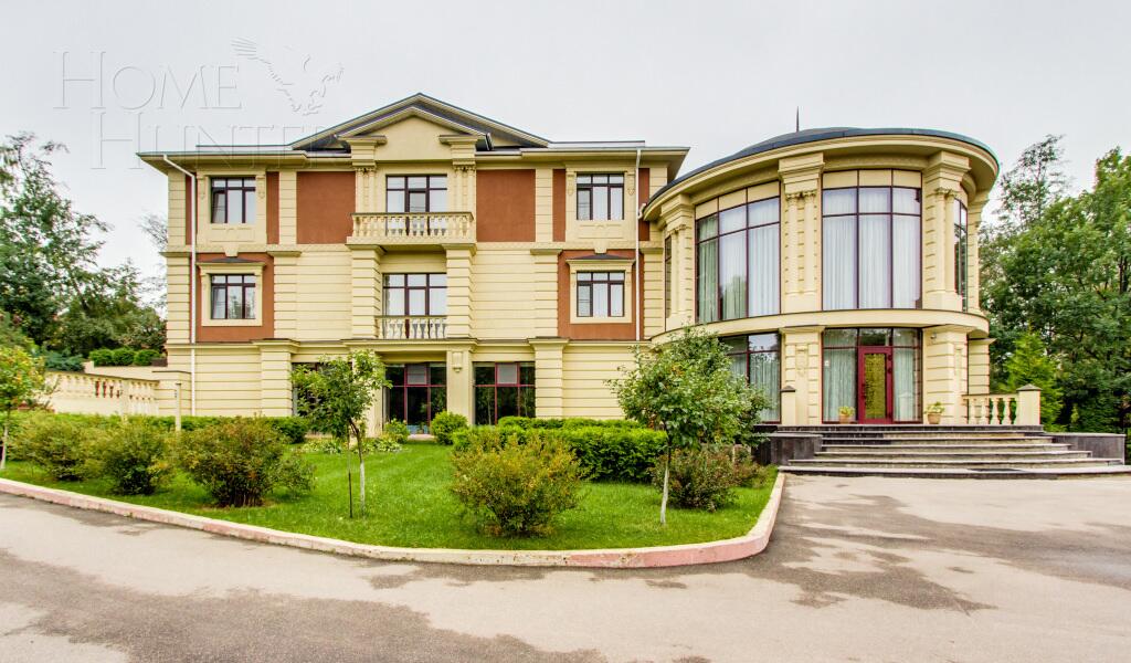 2-этажный коттедж 1 600 м² с отделкой
