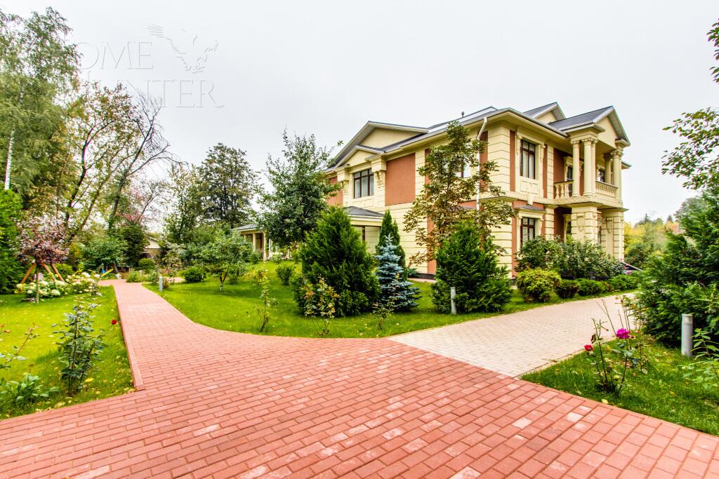 2-этажный коттедж 1 600 м² с отделкой