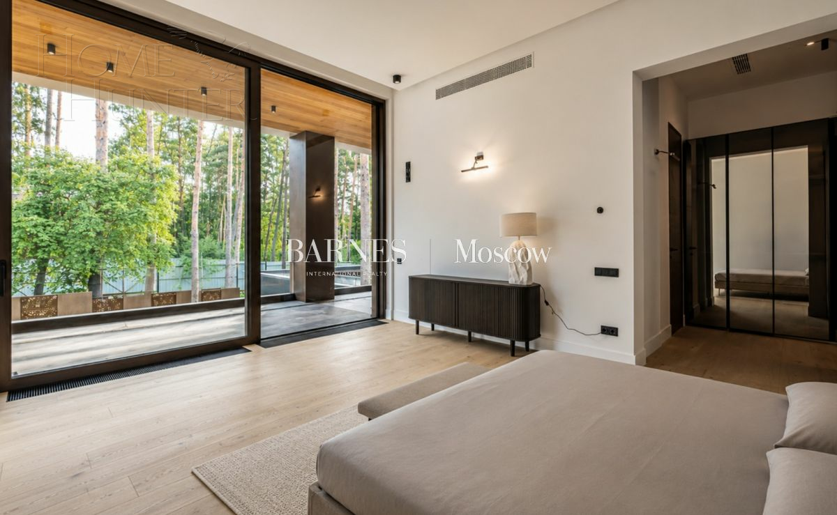 3-этажный коттедж 1 250 м² без отделки