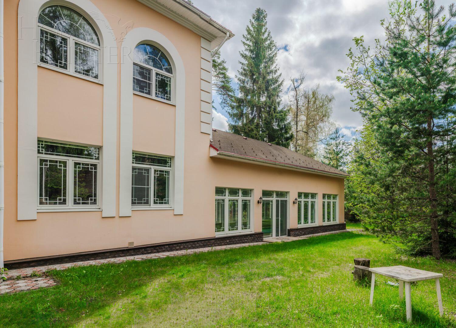 3-этажный коттедж 1 150 м² с отделкой