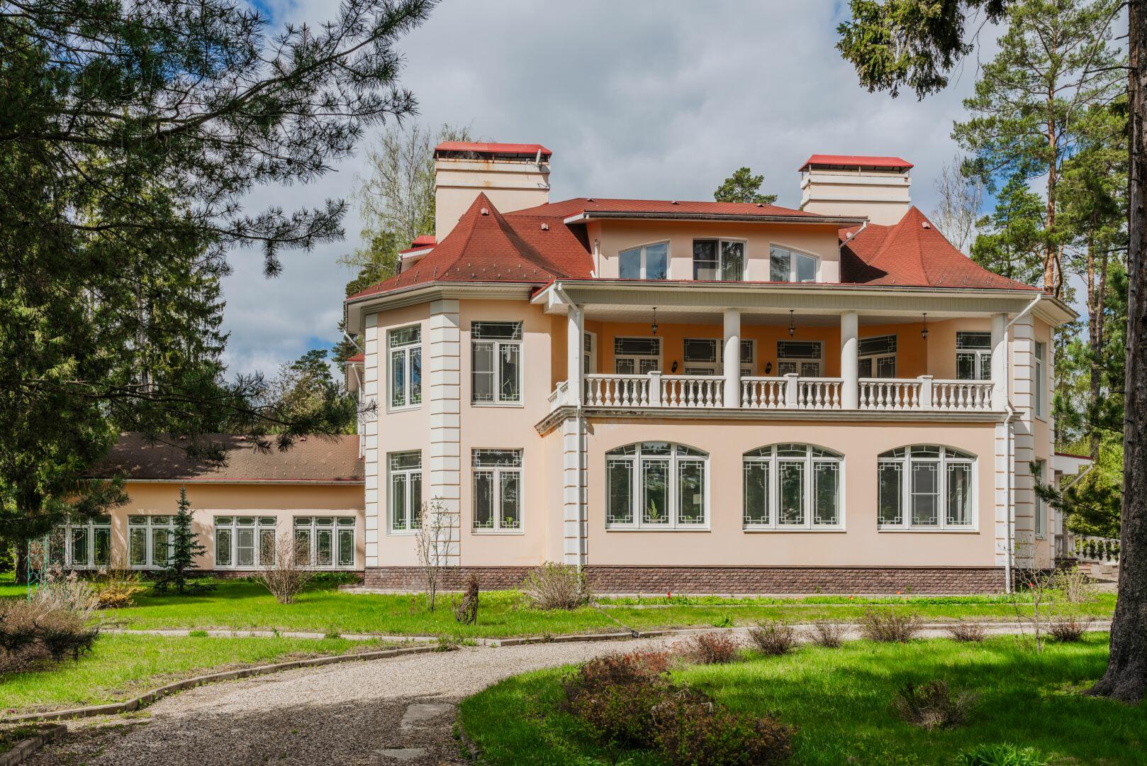 3-этажный коттедж 1 150 м² с отделкой