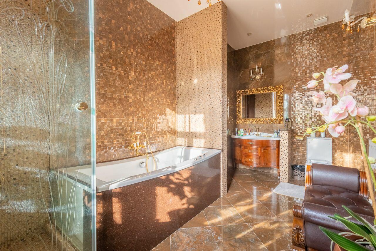 4-этажный таунхаус 320 м² с отделкой