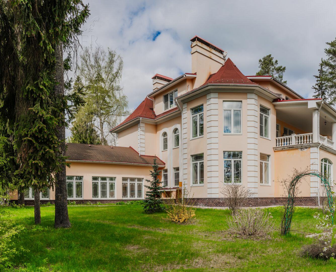 3-этажный коттедж 1 150 м² с отделкой