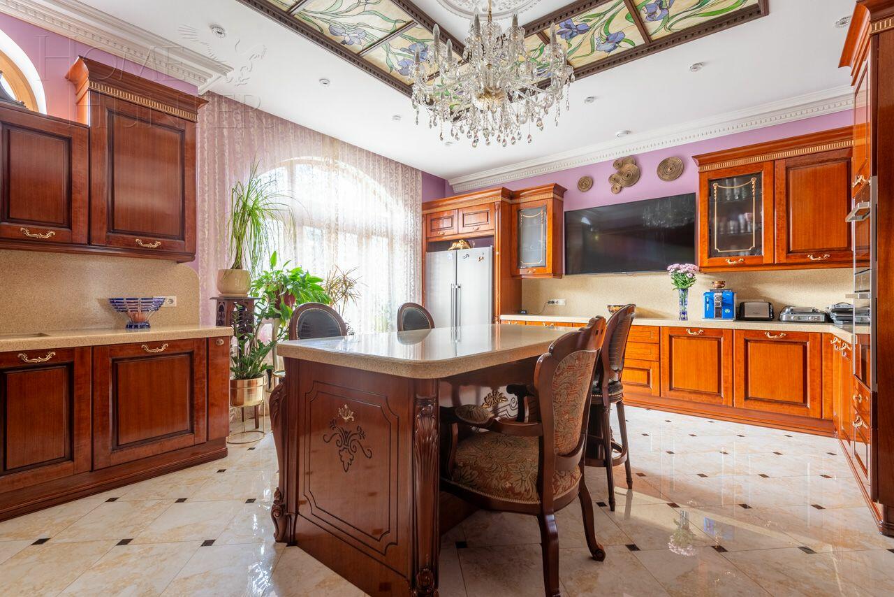 4-этажный таунхаус 320 м² с отделкой