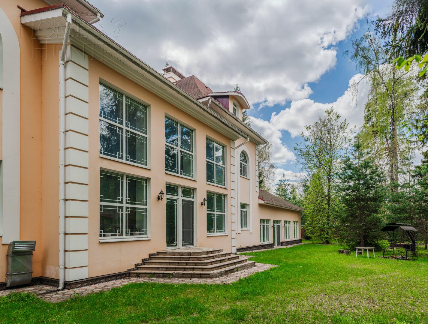 3-этажный коттедж 1 150 м² с отделкой