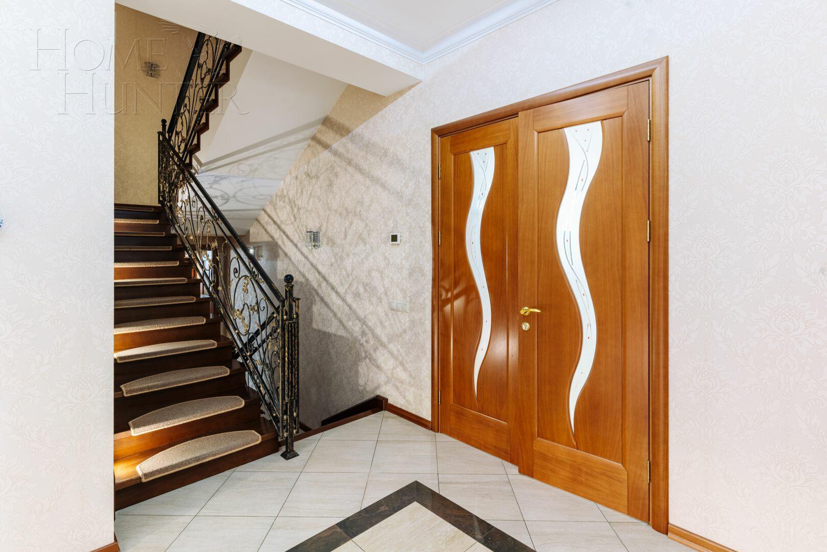 2-этажный коттедж 1 000 м² с отделкой