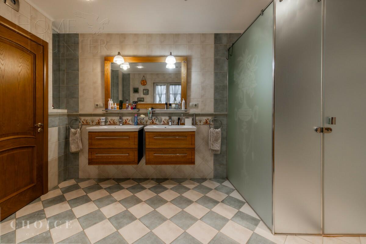 3-этажный коттедж 650 м² с отделкой
