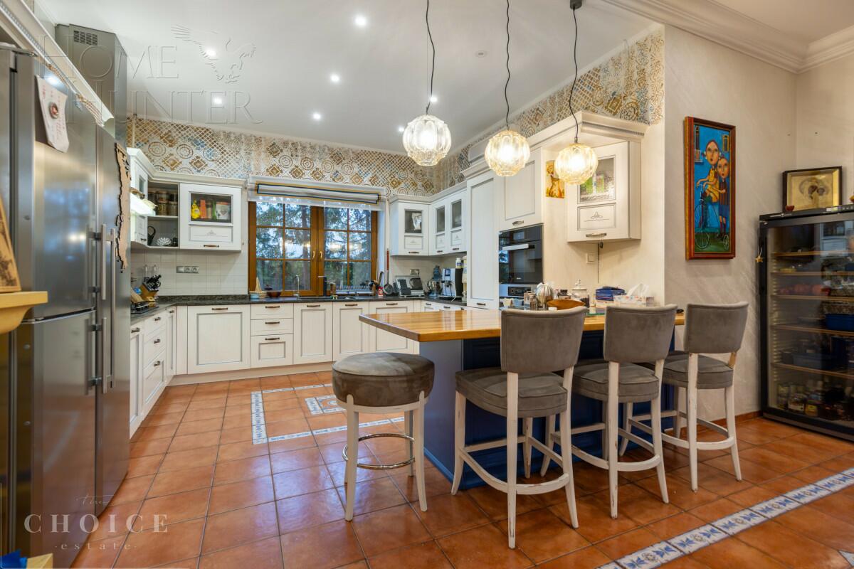 3-этажный коттедж 650 м² с отделкой