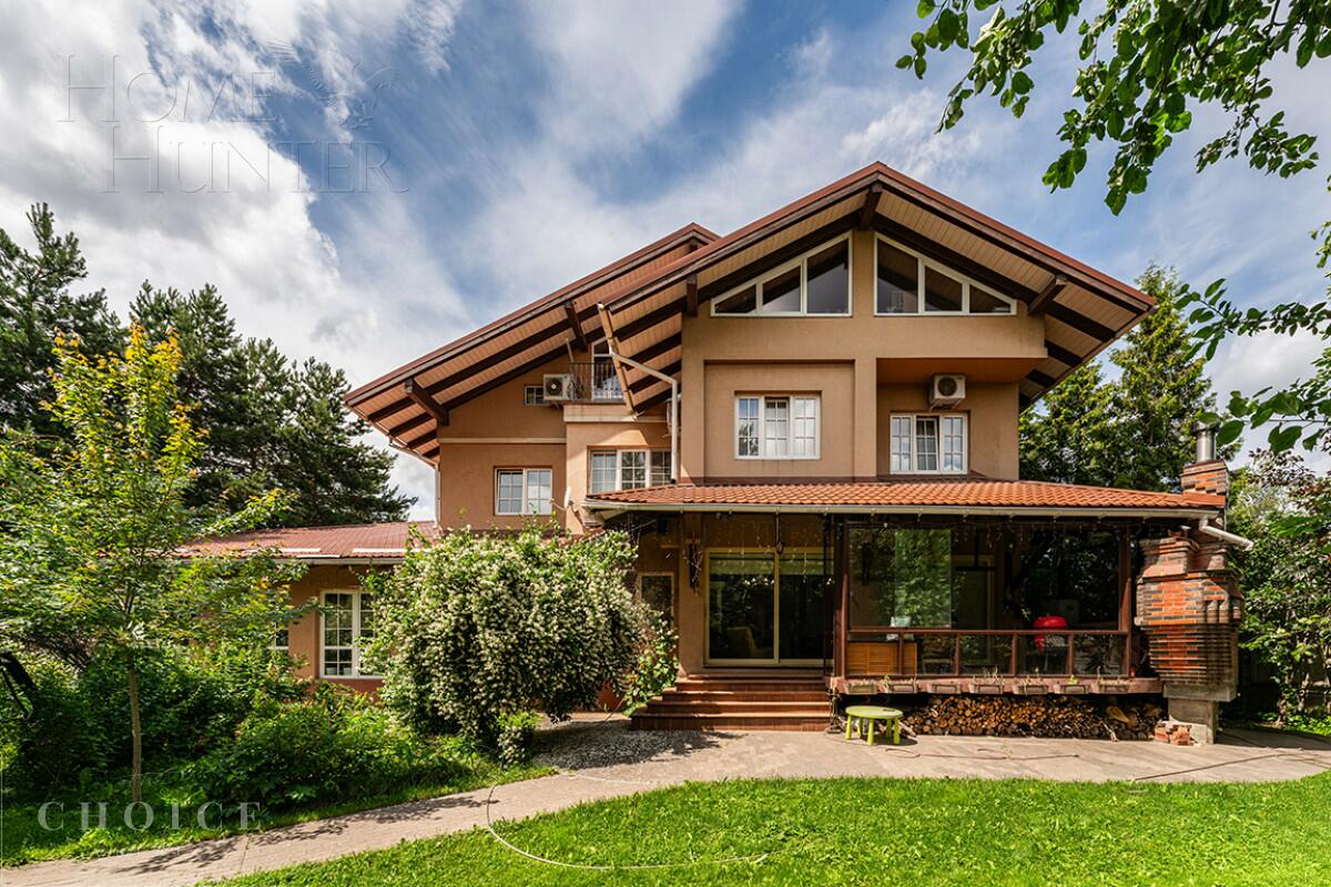 3-этажный коттедж 650 м² с отделкой