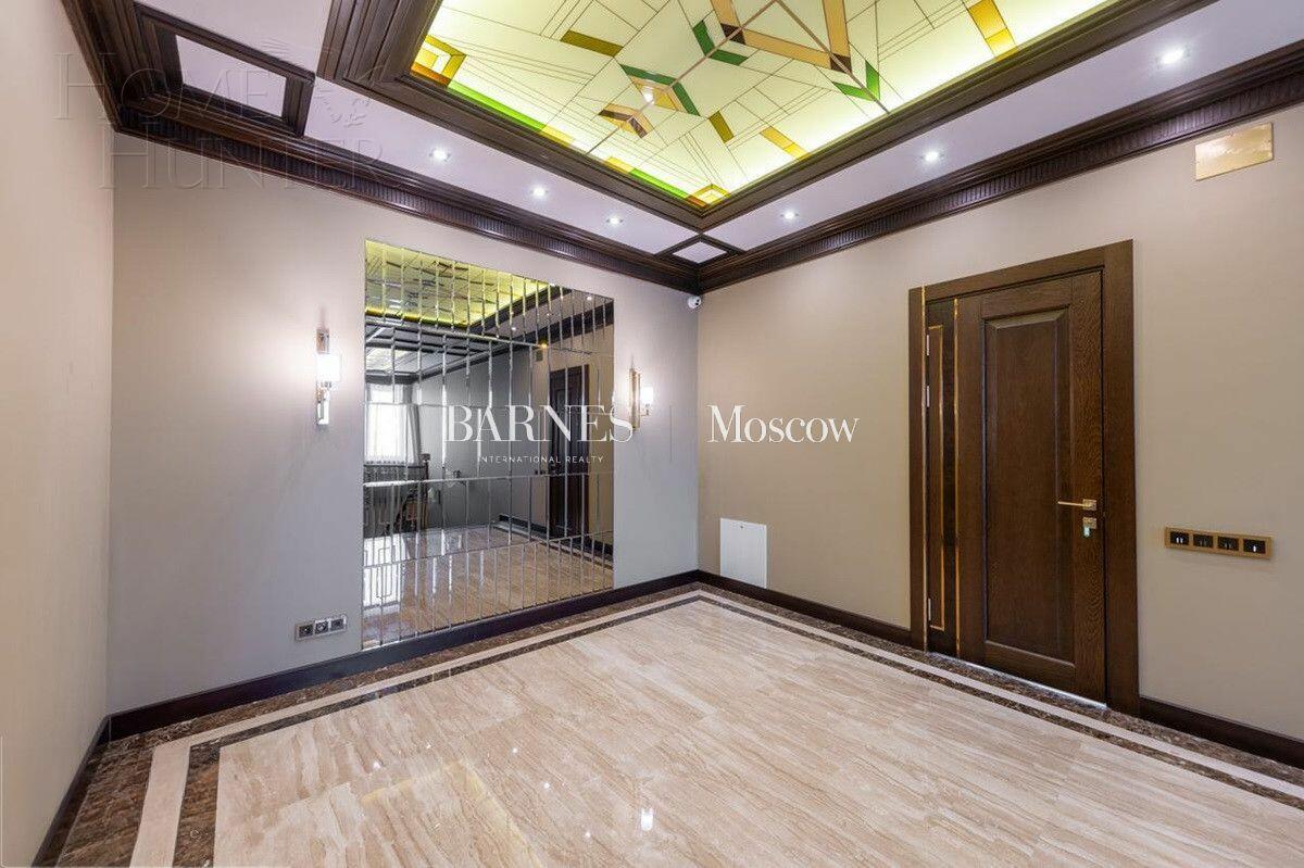 2-этажный коттедж 1 800 м² с отделкой
