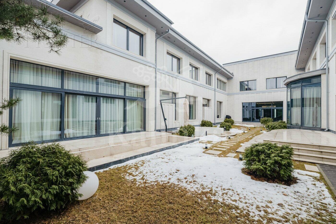2-этажный коттедж 2 430 м² с отделкой
